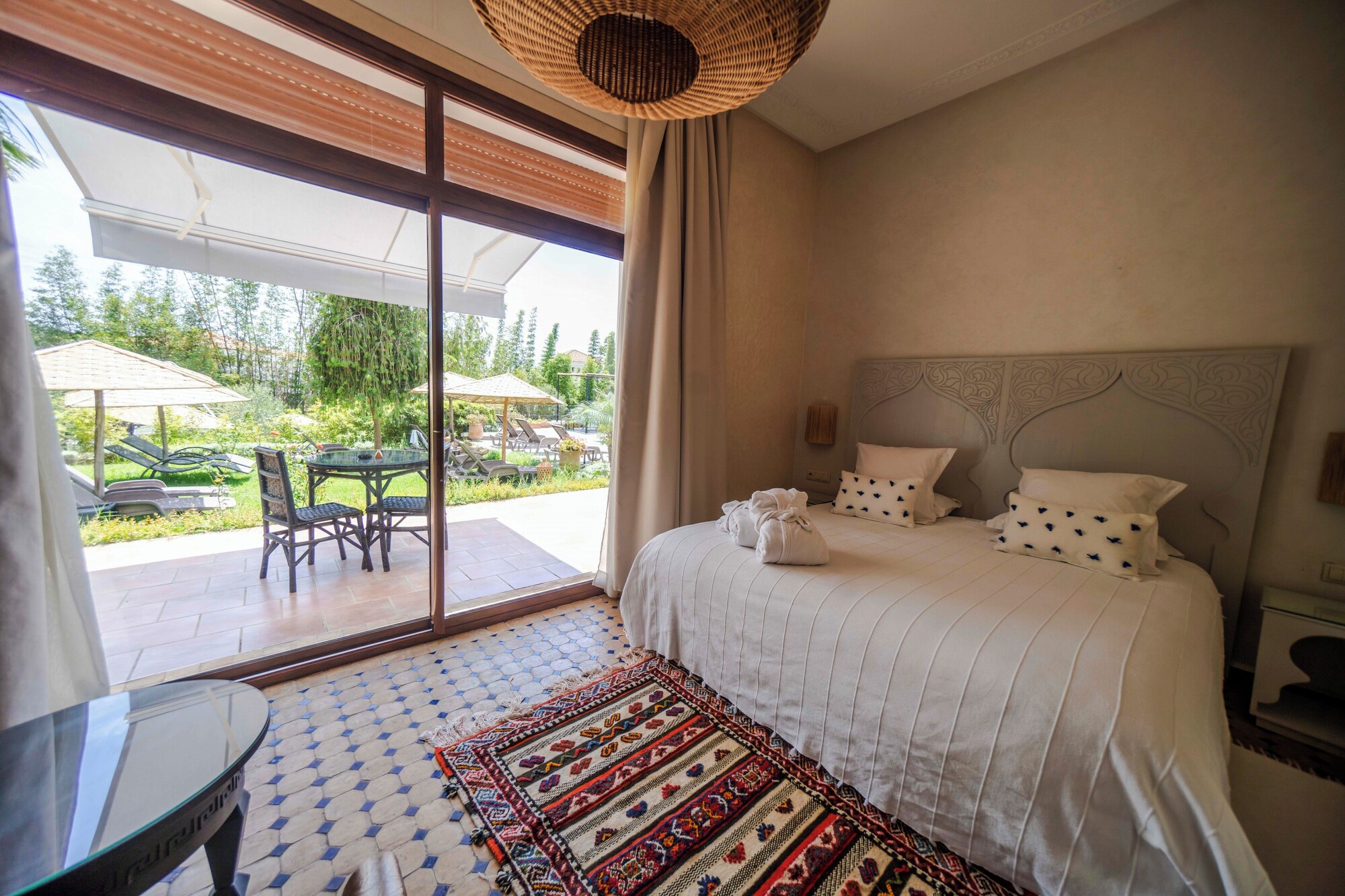 SUITE, QUEEN BED, SOFA