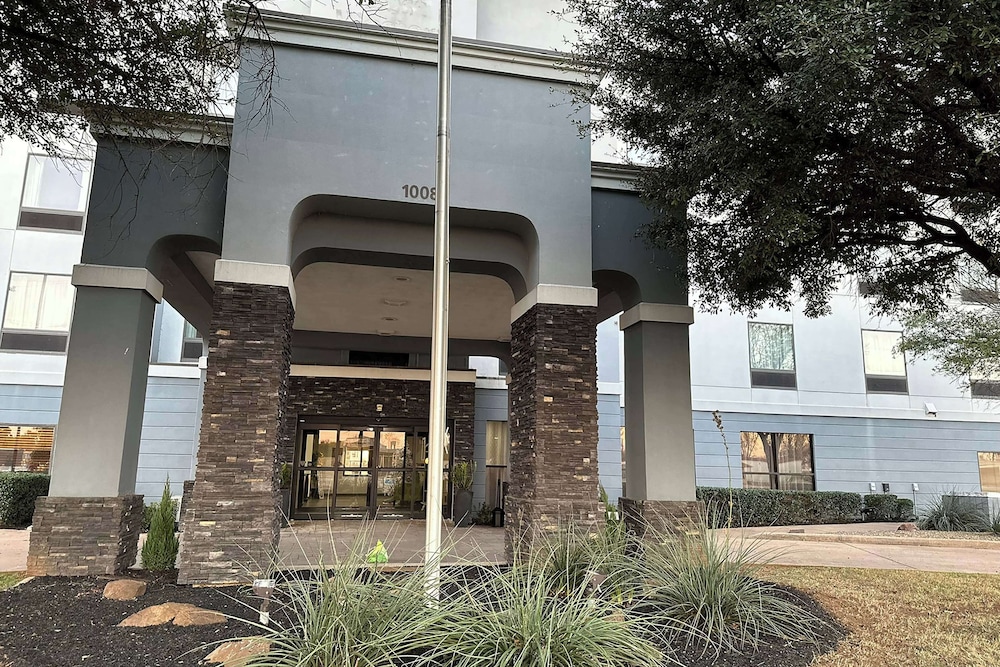 Ramada by Wyndham Burkburnett / Wichita Falls — 3