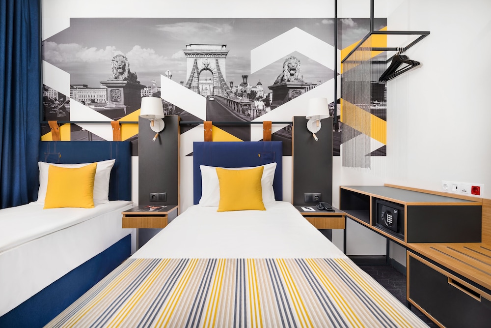 D8 Hotel 18/77