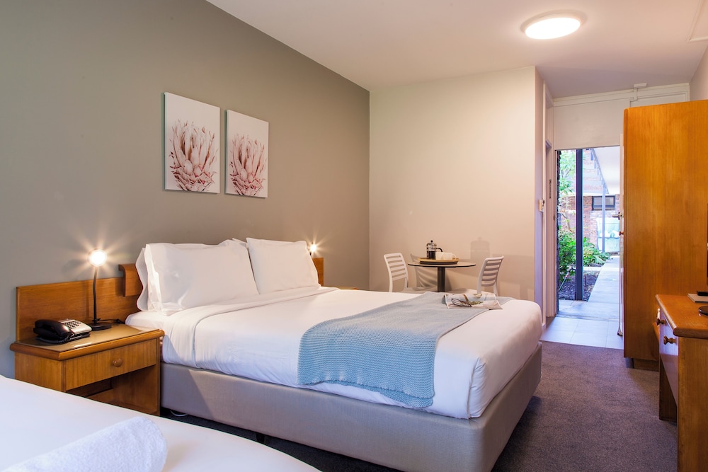 ROOM, TWIN BEDS