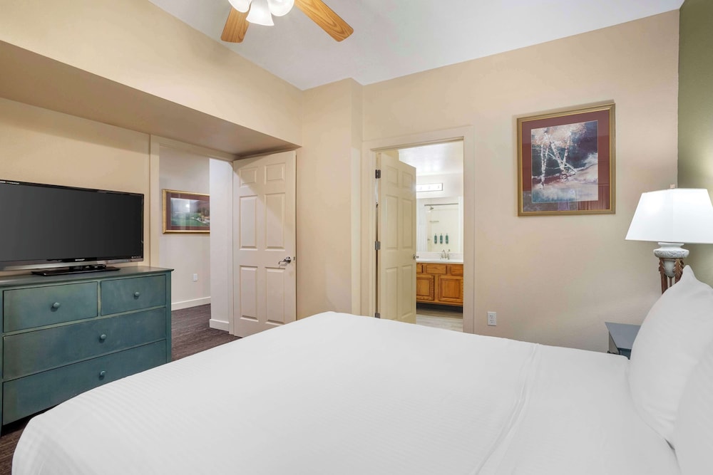 1 BEDROOM, SUITE, QUEEN BED, GOLF COURSE VIEW, SOFA