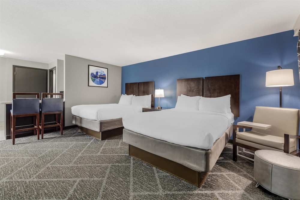 Executive, 2 Queen Beds, Pool Side, Living Area