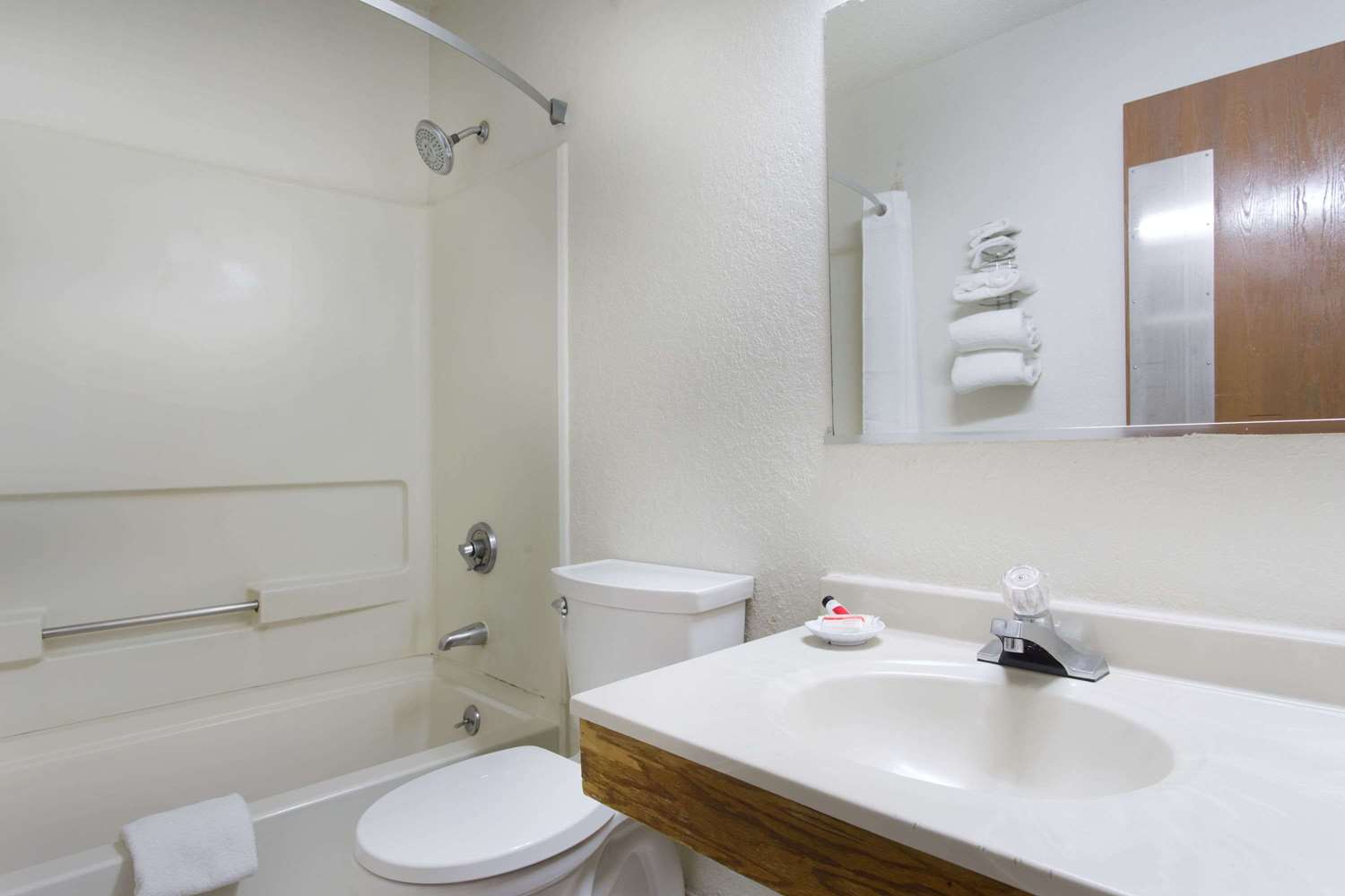 Super 8 By Wyndham Greensboro/Coliseum/Conv. 18/19
