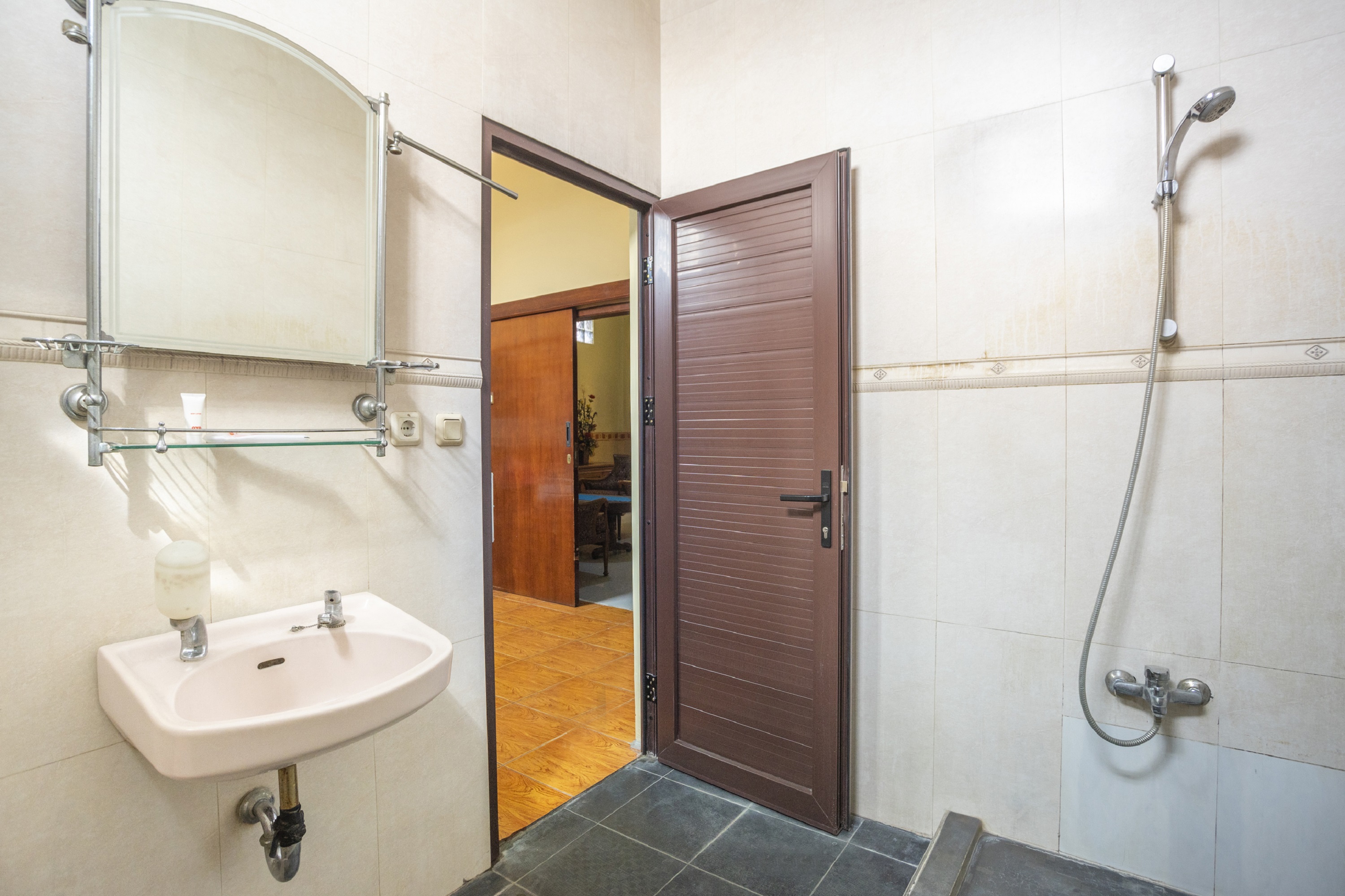 Oyo 228 Hotel Lodaya 14/17