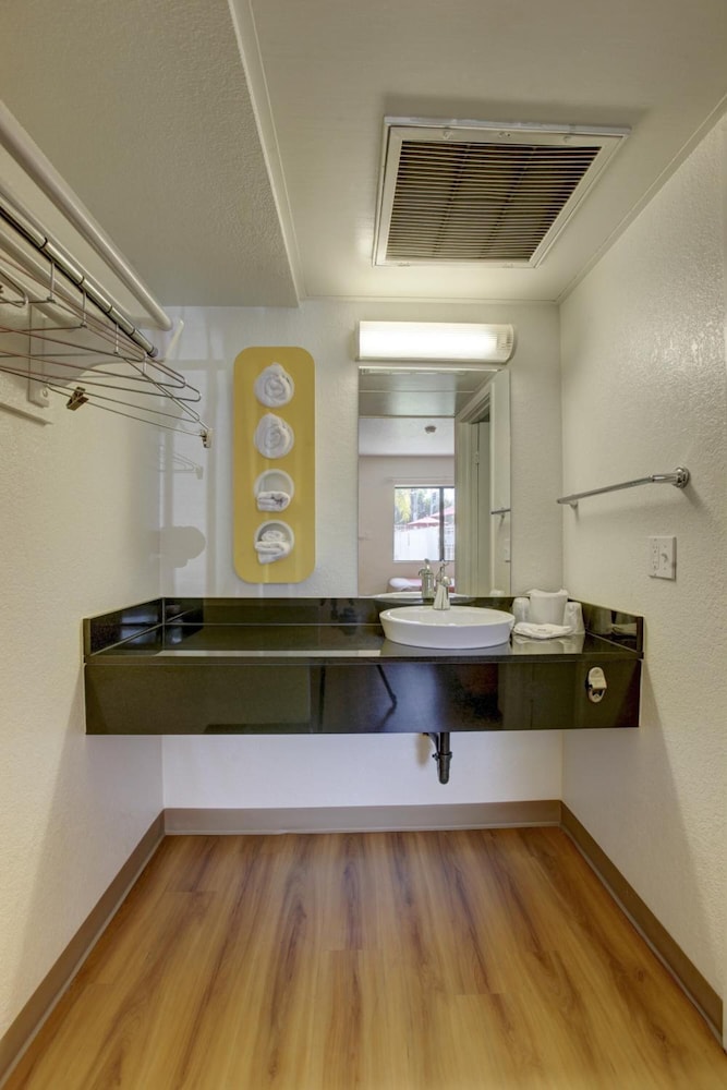Motel6 Corona, CA - Norco 13/70