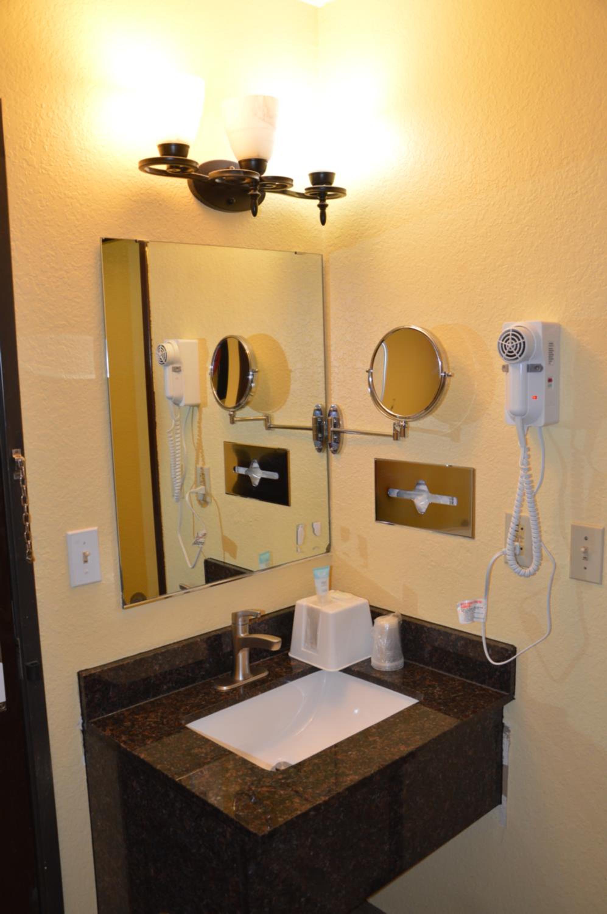 Burnsville Inn & Suites (ex Americas Best Value Inn-Burnsville/Minneapolis) 35/36