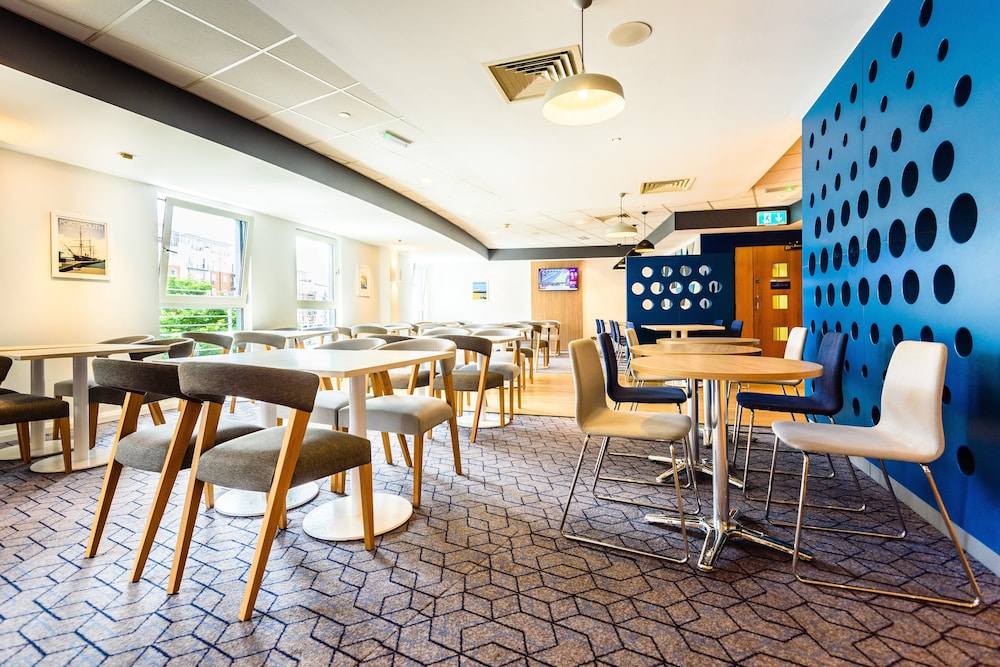 Holiday Inn Express Portsmouth Gunwharf Quays 44/56