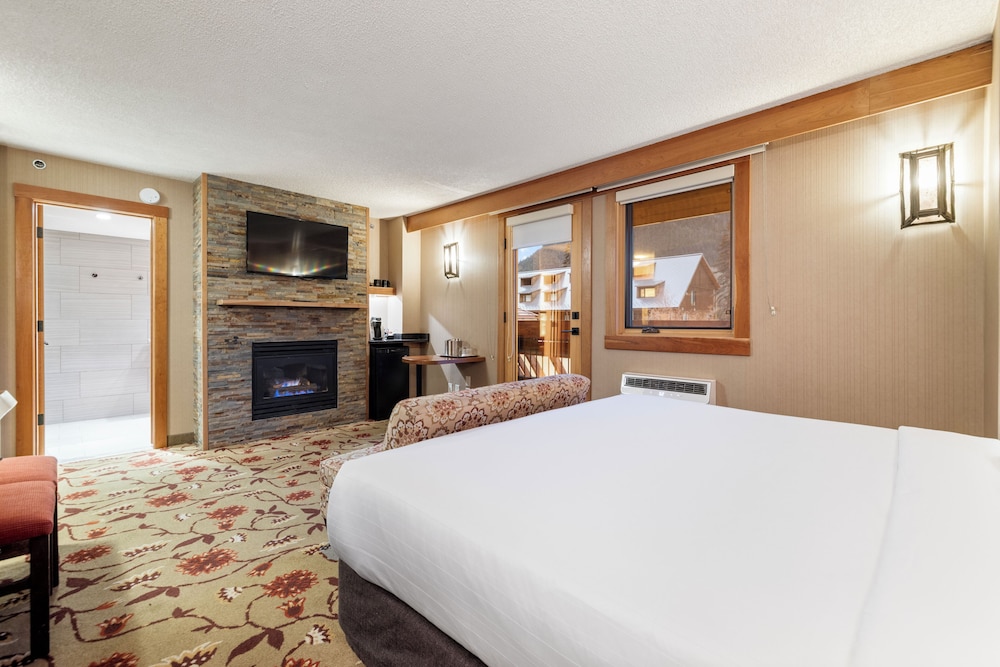Suite, King Bed, Mountain View, Balcony