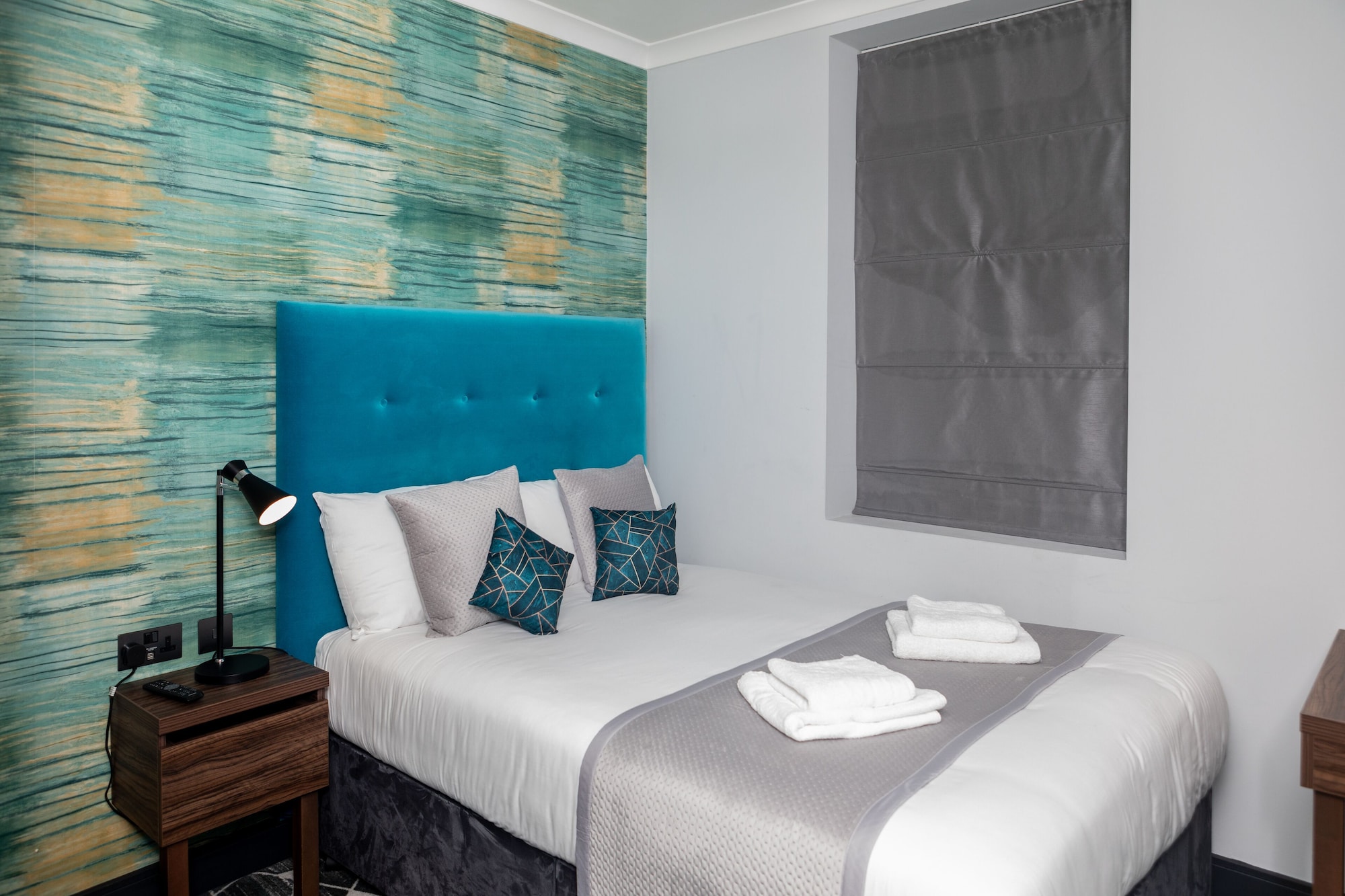 ROOM, DOUBLE BED