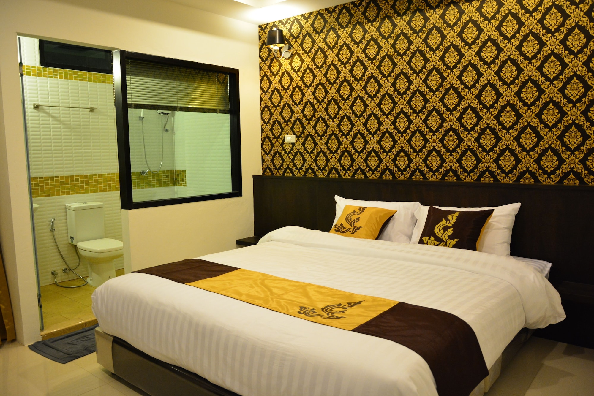 SUPERIOR, QUEEN BED