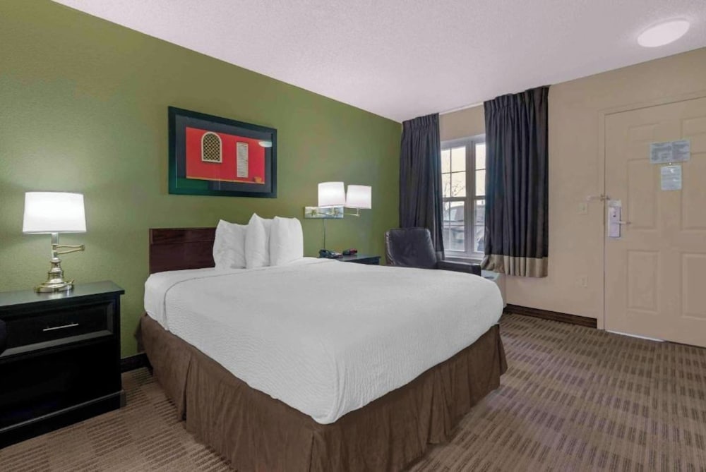 غرفة بسرير كوين بمطبخ، Studio 6 Extended Stay Sacramento Arden Way CA 7/7