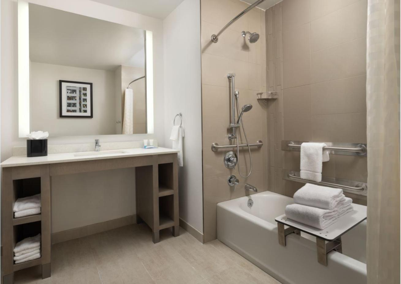 Room, King Bed, Den, Bathtub, Accessible