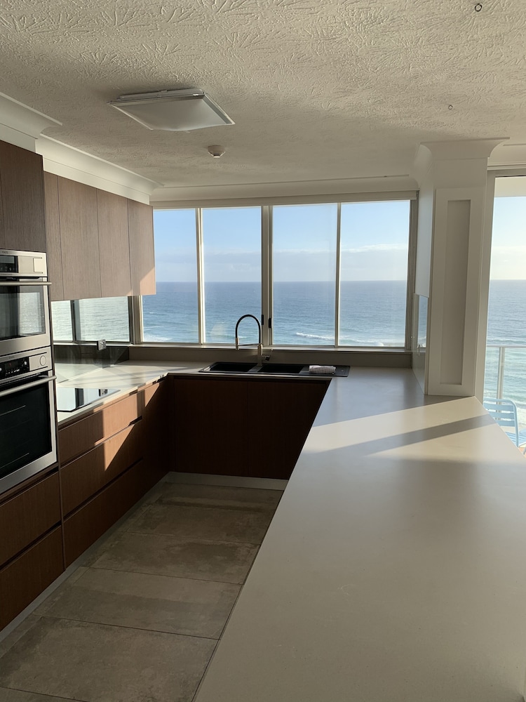 Pacific Regis Apartments 47/79