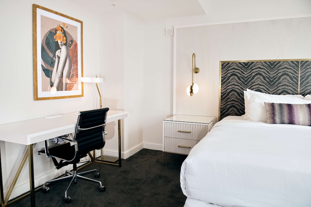 The Kelly Birmingham, Tapestry Collection By Hilton 26/56