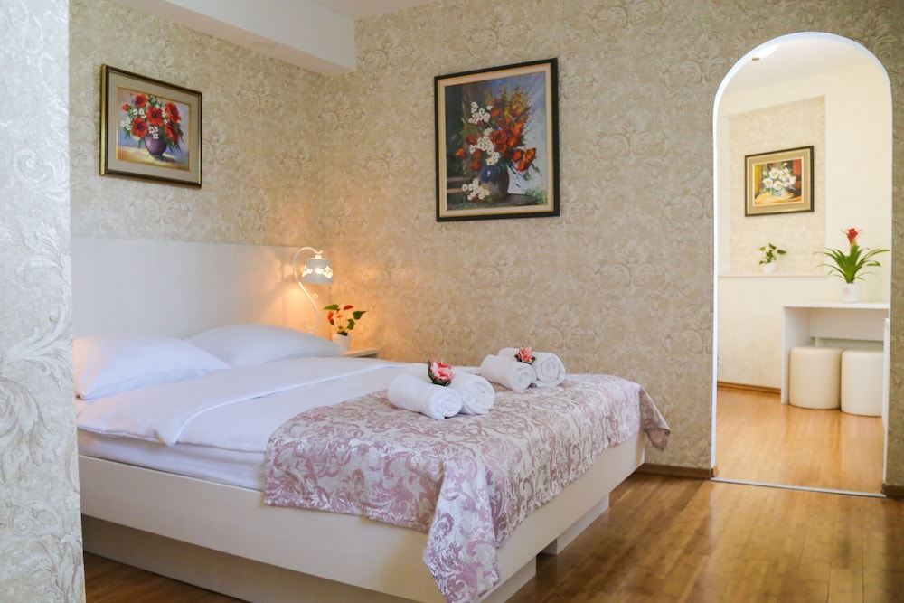 ROOM, QUADRUPLE