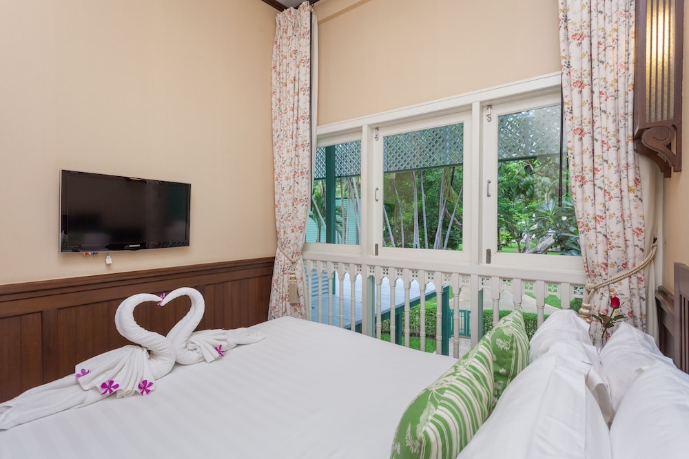 DELUXE, DOUBLE BED, GARDEN VIEW