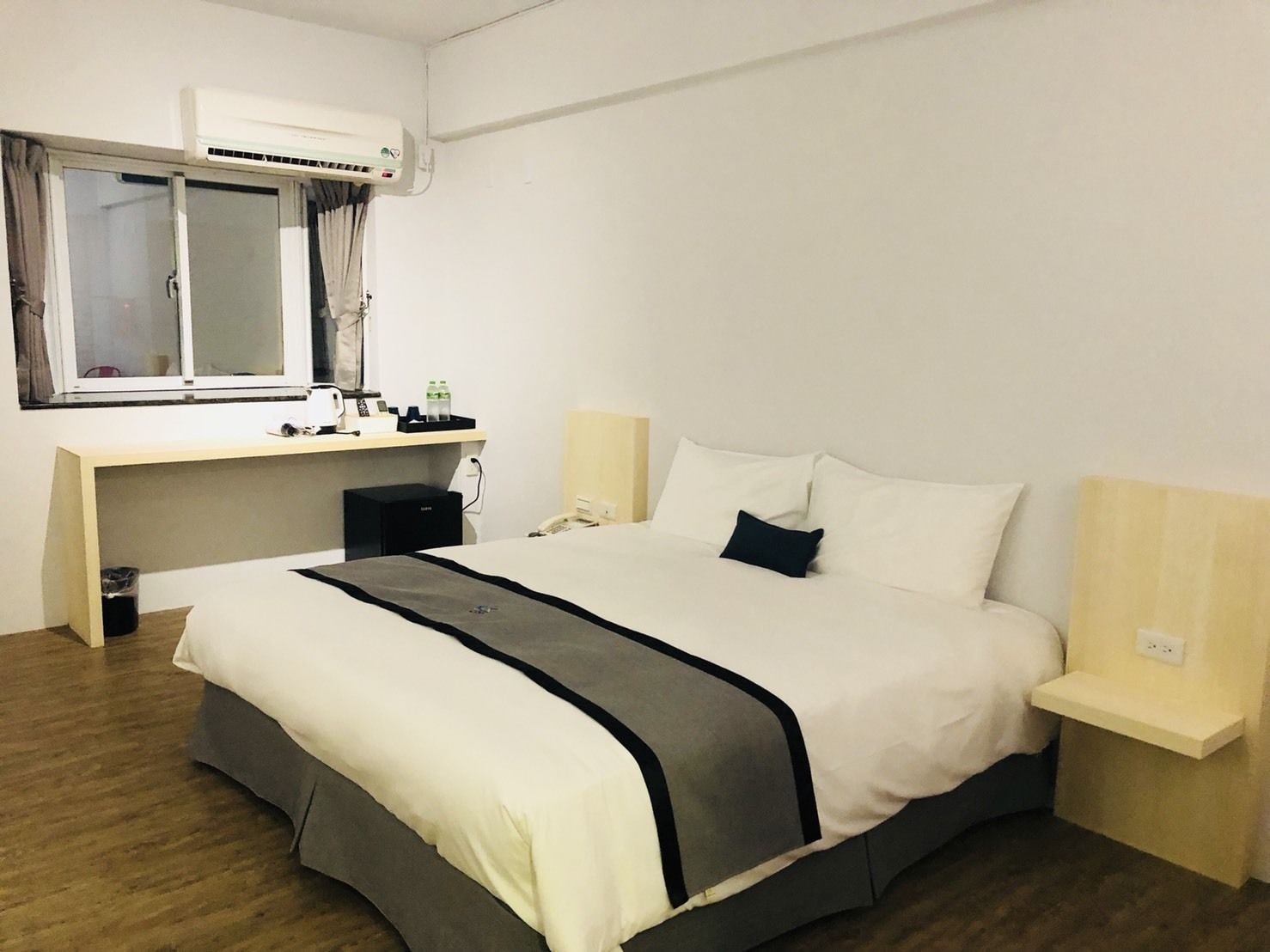 ELITE, QUEEN BED