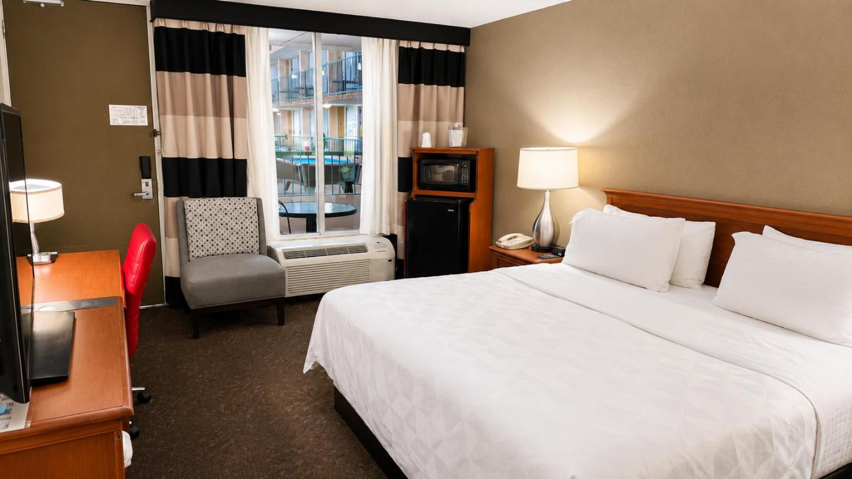Room, King Bed, Side Pool View, Bathtub, Accessible