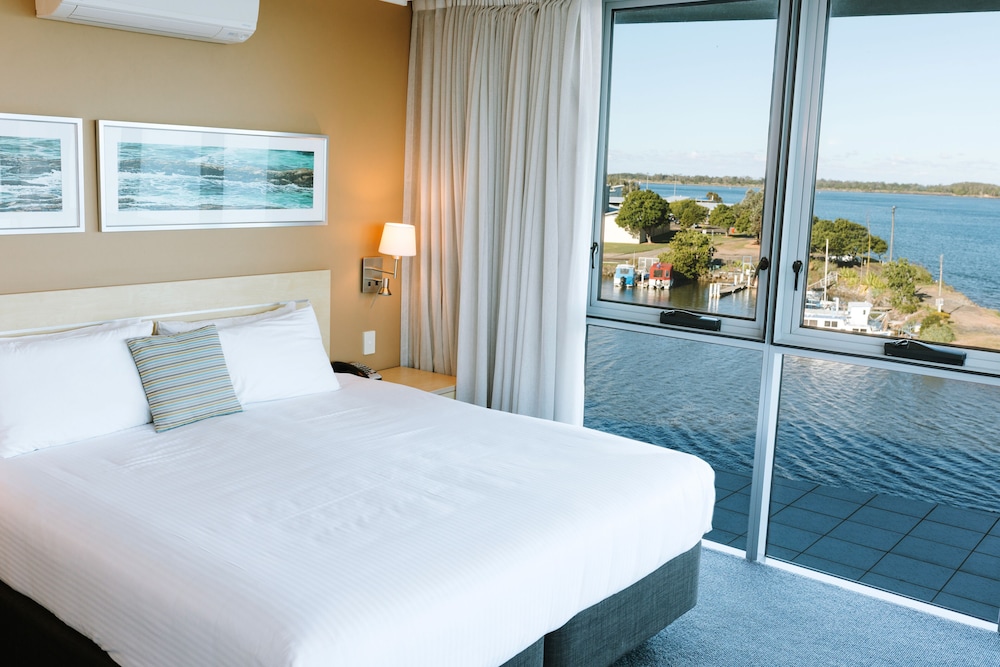1 BEDROOM, SUITE, CORNER