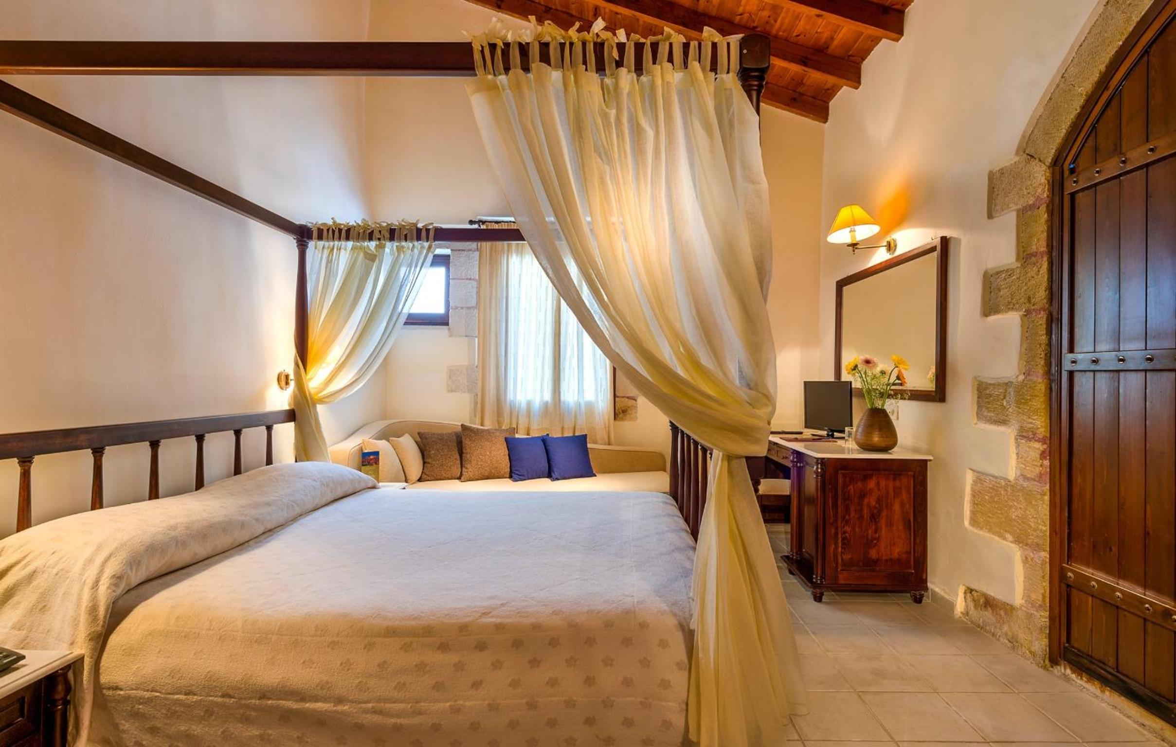 DOUBLE ROOM SUPERIOR (RB)