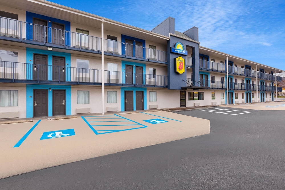 Super 8 by Wyndham Charleston WV 2/34