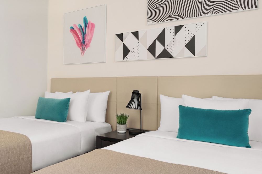 Suite, King Bed, 2 Double and Twin Beds, Corner، Hyde Beach House 5/8