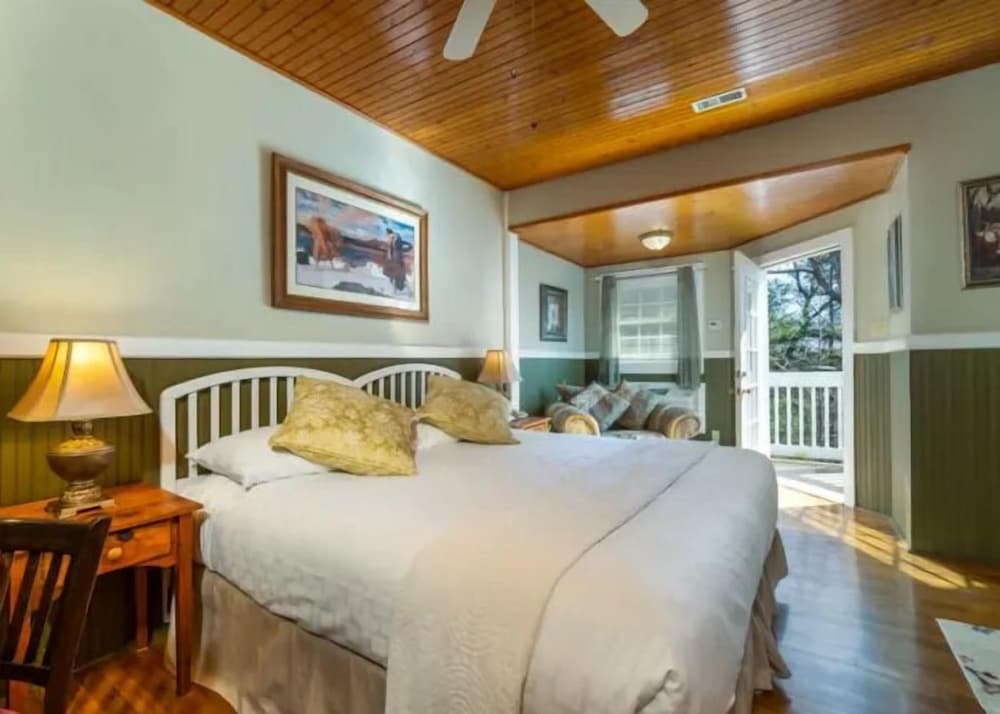 Highland Lake Inn & Resort 24/77