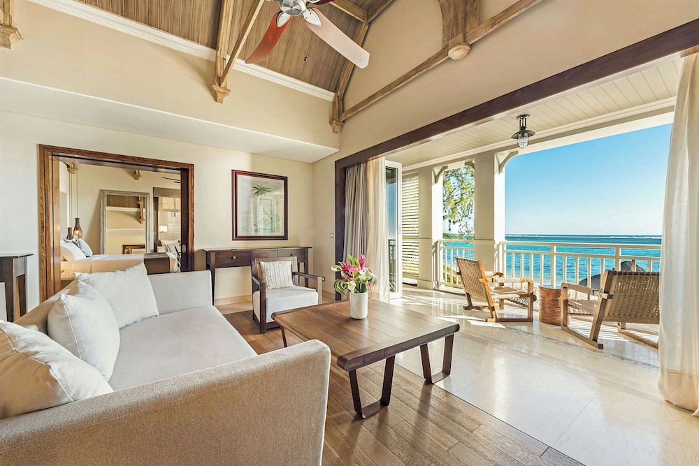 جناح بسرير كينج بشرفة مع أريكة، The St. Regis Le Morne Resort, Mauritius 5/6