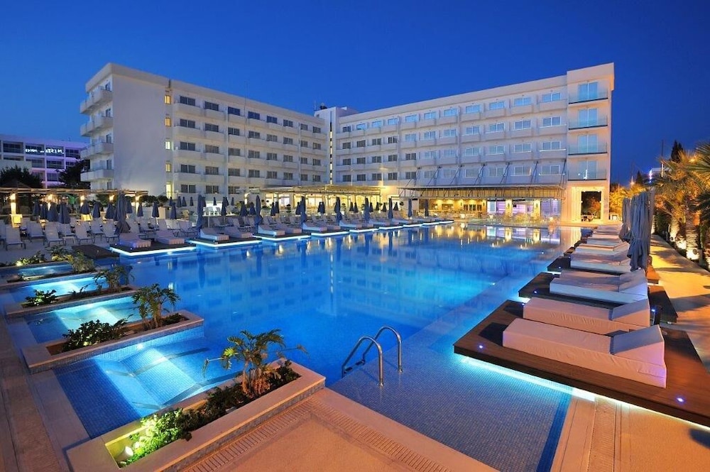 Nestor Hotel 10/85