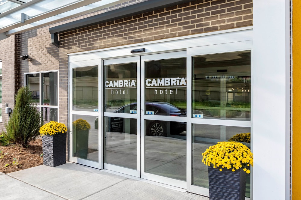 Cambria Hotel Milwaukee Downtown 9/56