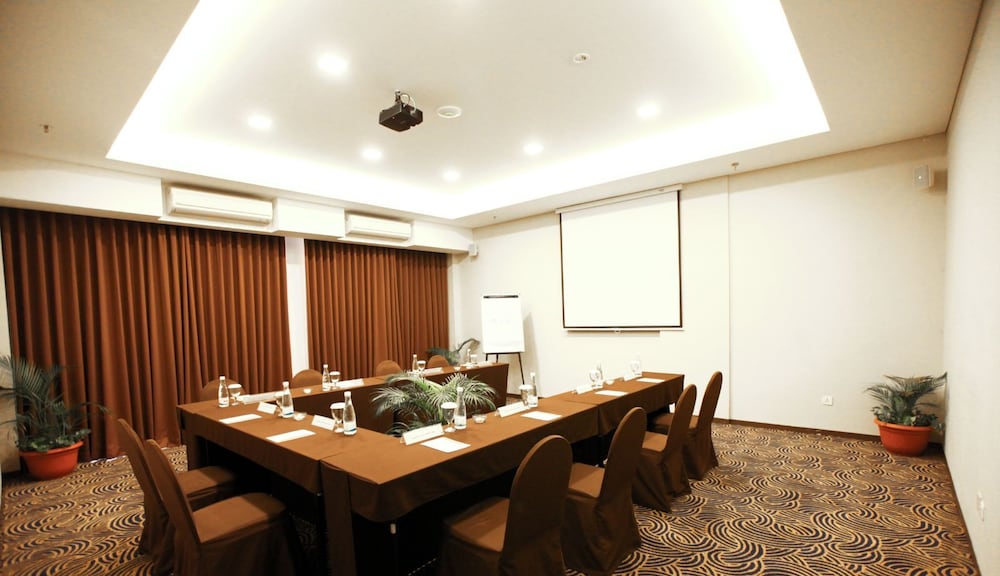 GRAND TEBU HOTEL 48/52