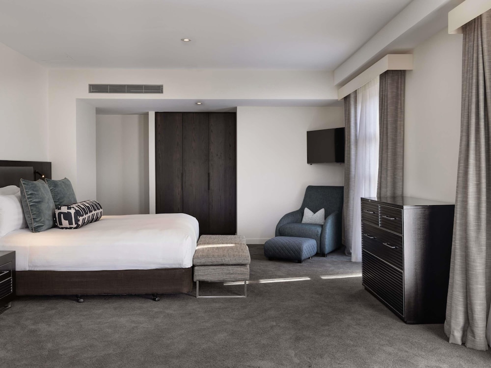 Opera, Suite, King Bed, Lake View, Patio