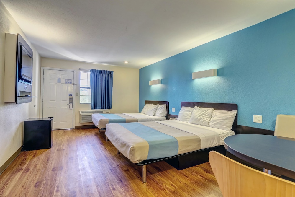 Motel6 Dickson, TN 40/59