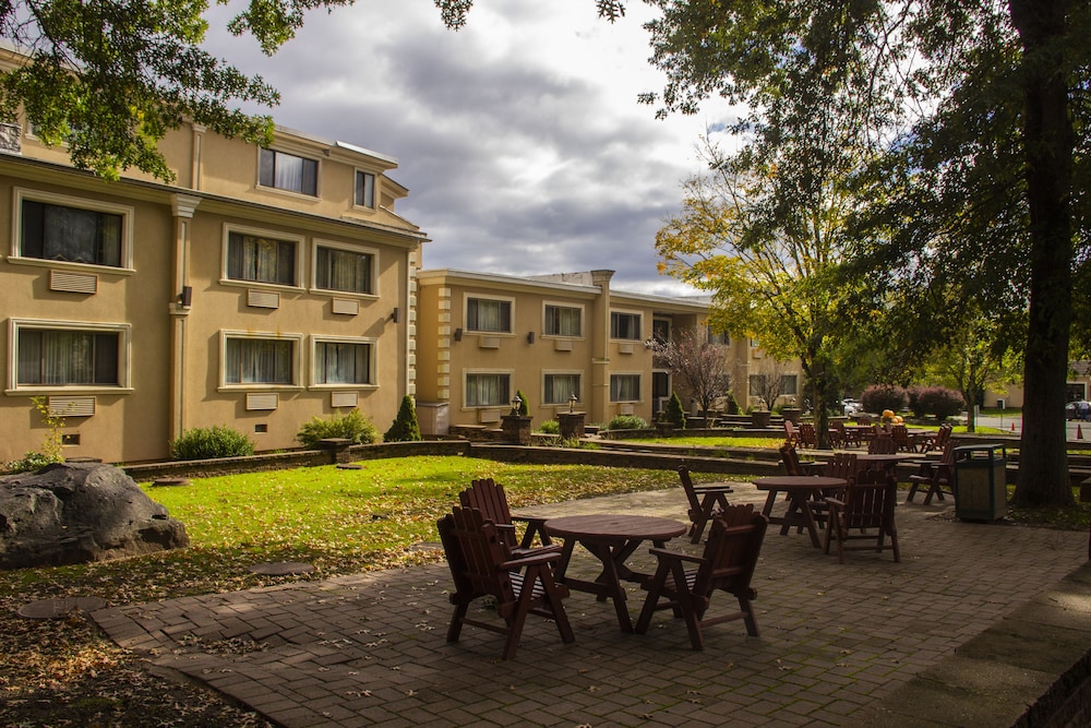 Villa Roma Resort and Conference Center 53/57