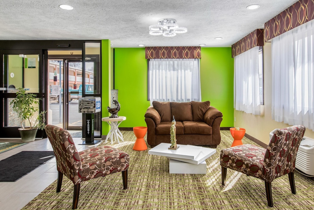 Quality Inn Grand Rapids Near Downtown 23/27