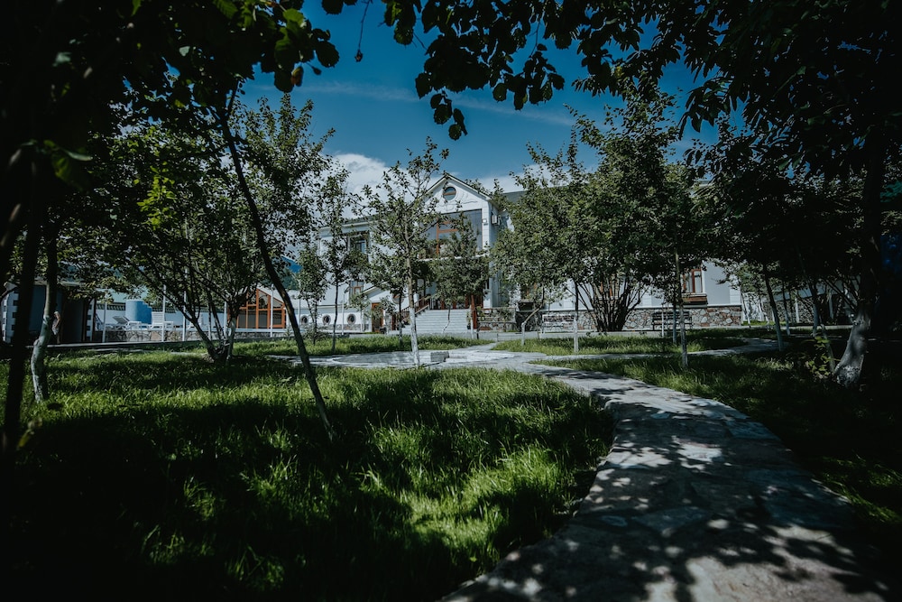 Lakeside Hotel & Spa 27/33