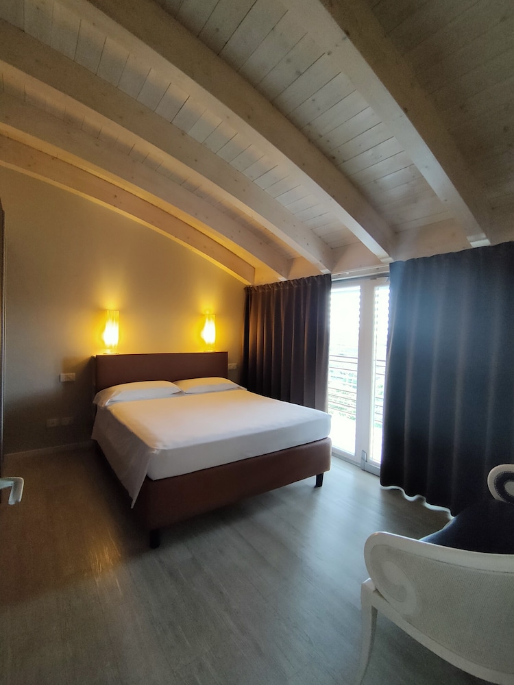 1 BEDROOM, TOWER, SUPERIOR, SUITE, TERRACE