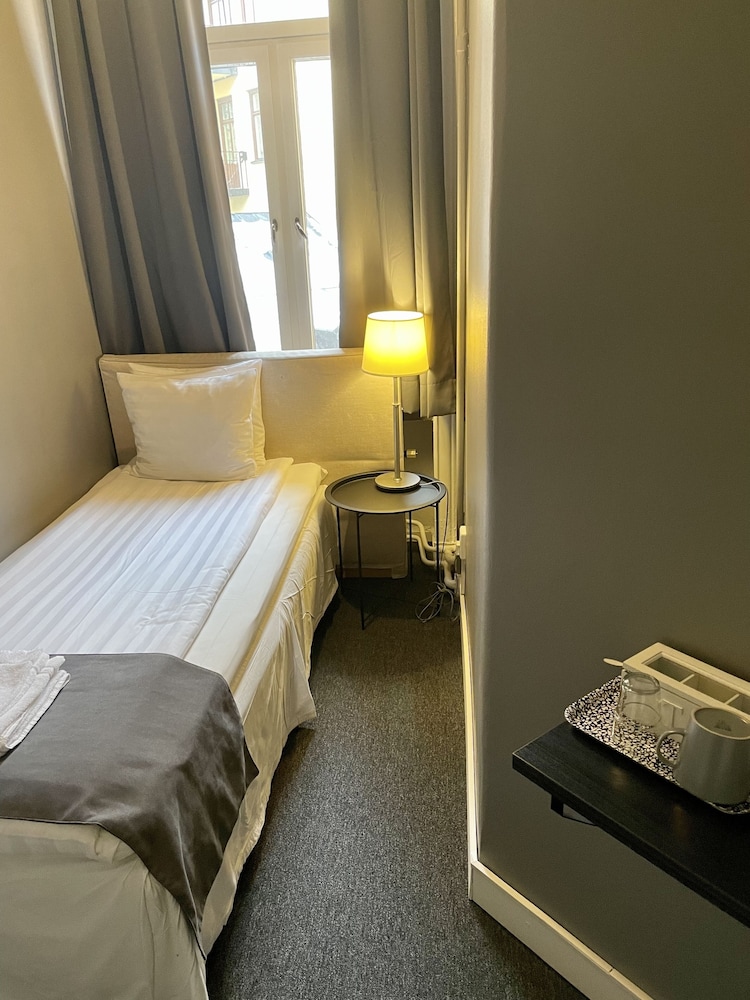 ROOM, SINGLE, SHARED BATHROOM
