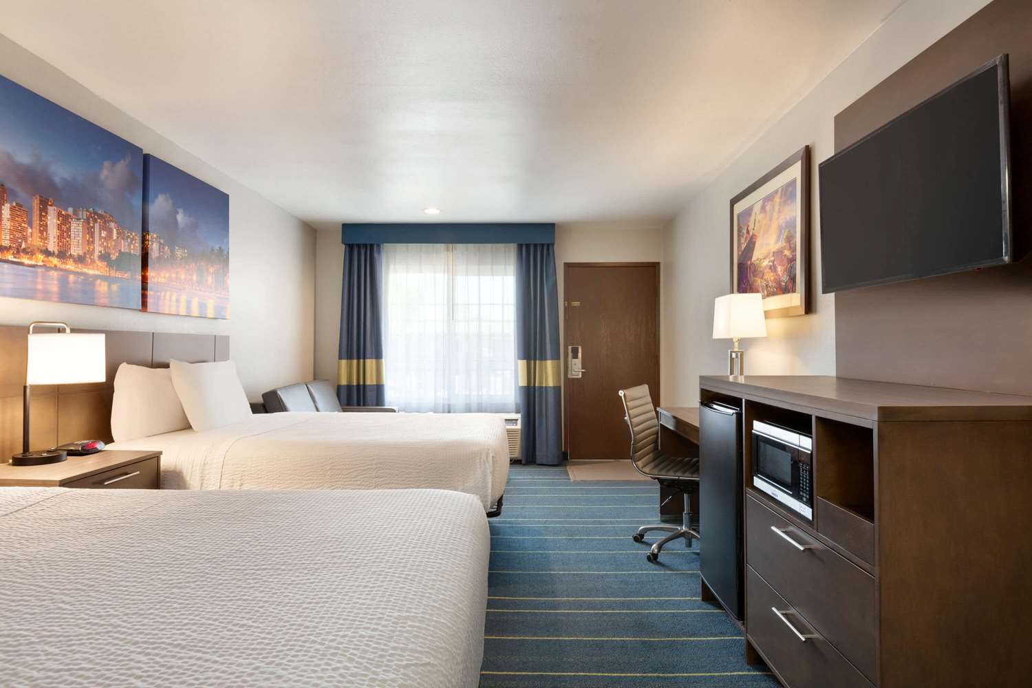 Days Inn & Suites By Wyndham Anaheim At Disneyland Park 12/44