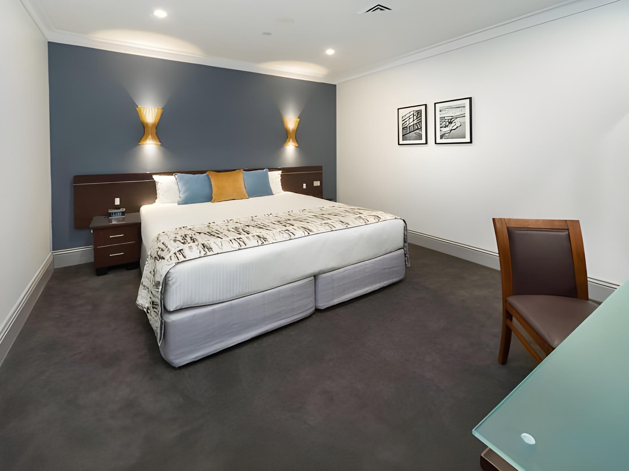 2 Bedrooms, Back, Apartment