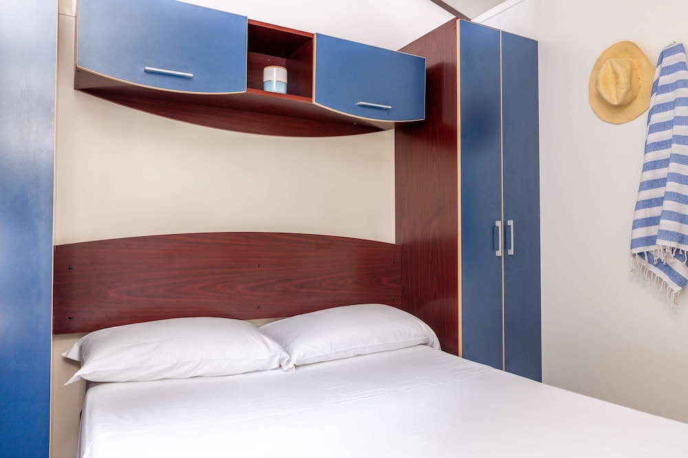 Mobile Home, Classic, 1 Double and 3 Single Beds