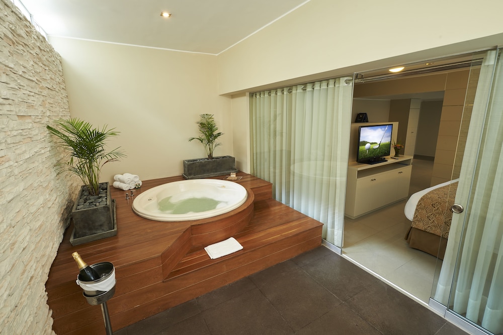 Sol de Oro Hotel And Suites 65/65