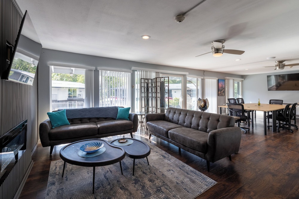 Interurban Suites Hotel, a Dazzler Select by Wyndham 39/69