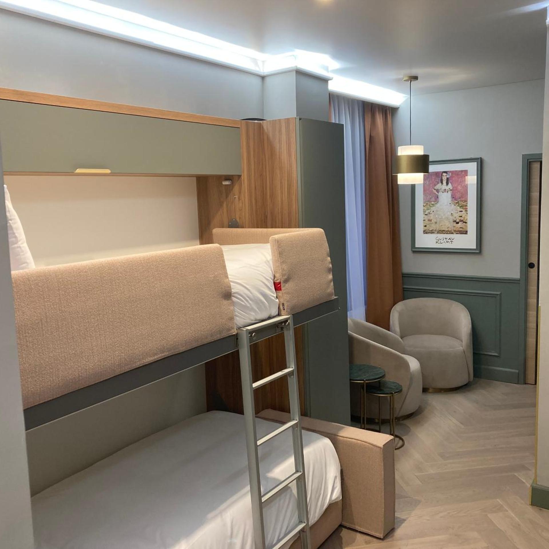 EXECUTIVE, SUITE