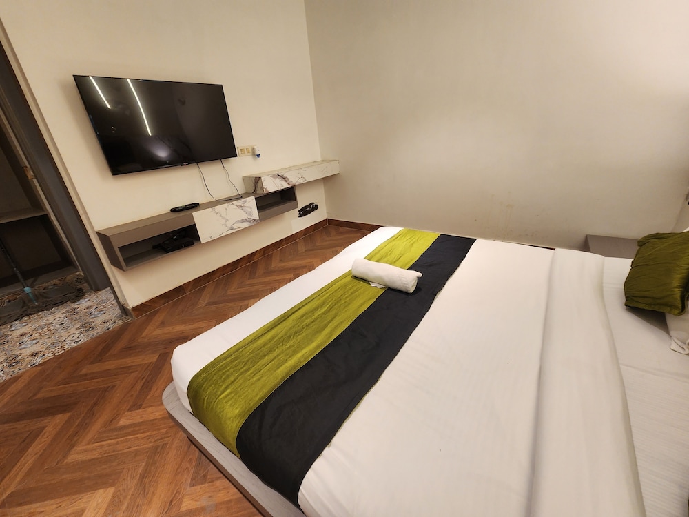 Hotel Square 9 Inn 7/23