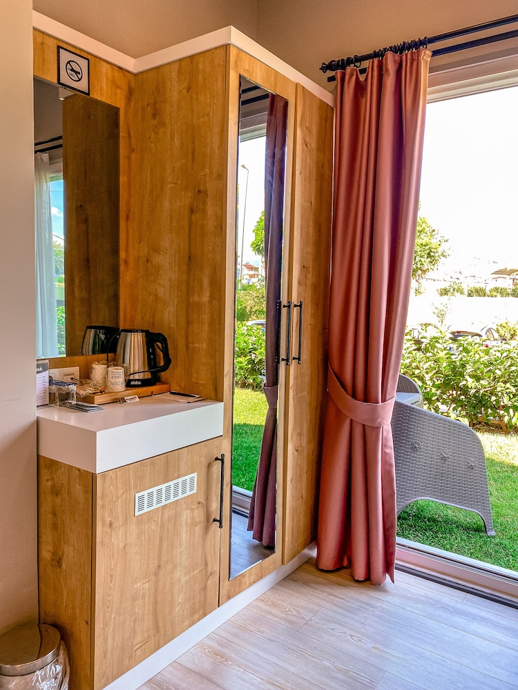 Lopera Deluxe Hotel 4/41