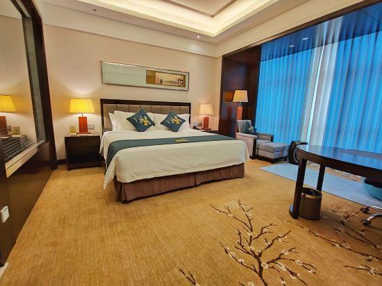Deluxe, Executive, Queen Bed