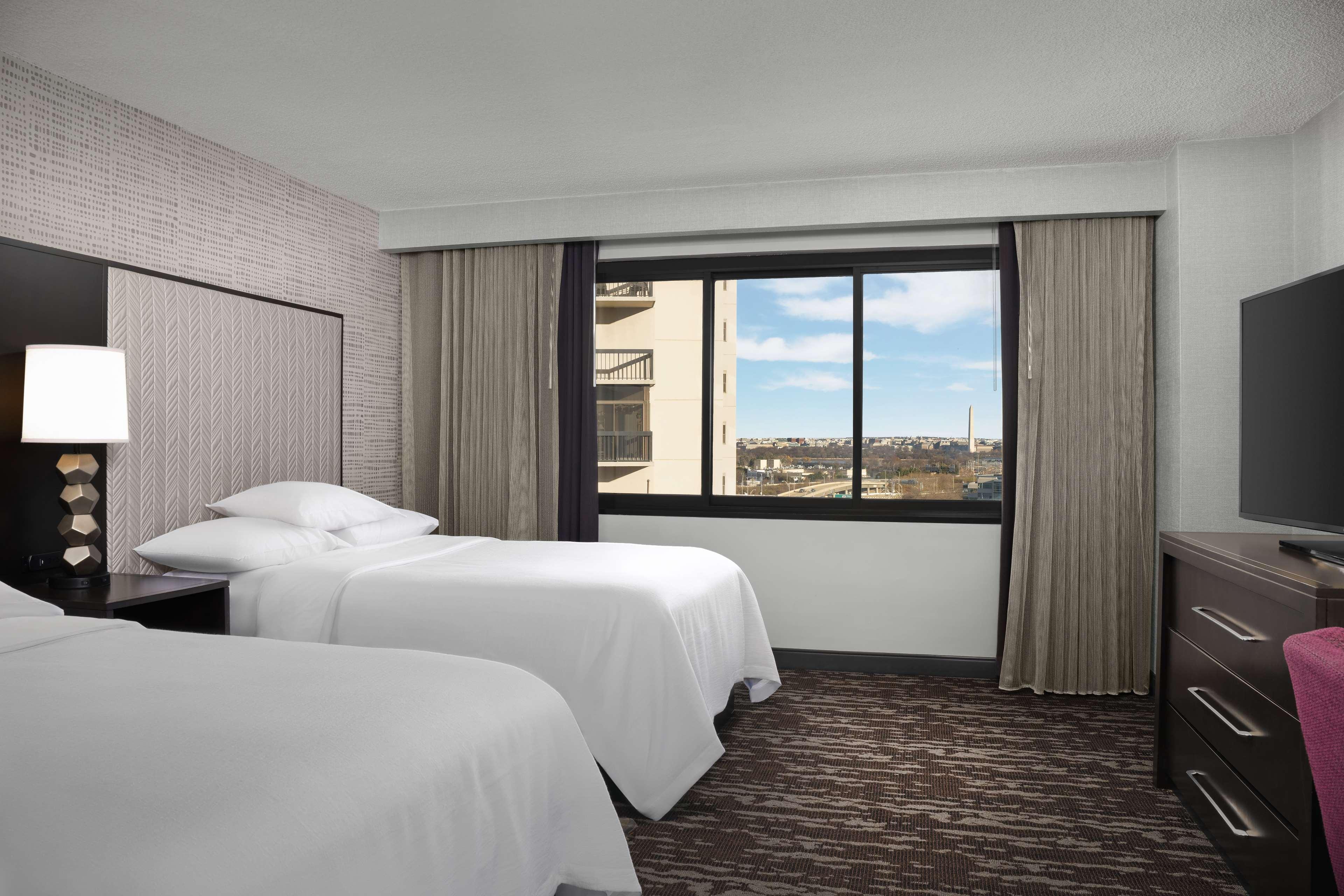 جناح بإطلالة، Embassy Suites By Hilton Crystal City National Airport 2/3