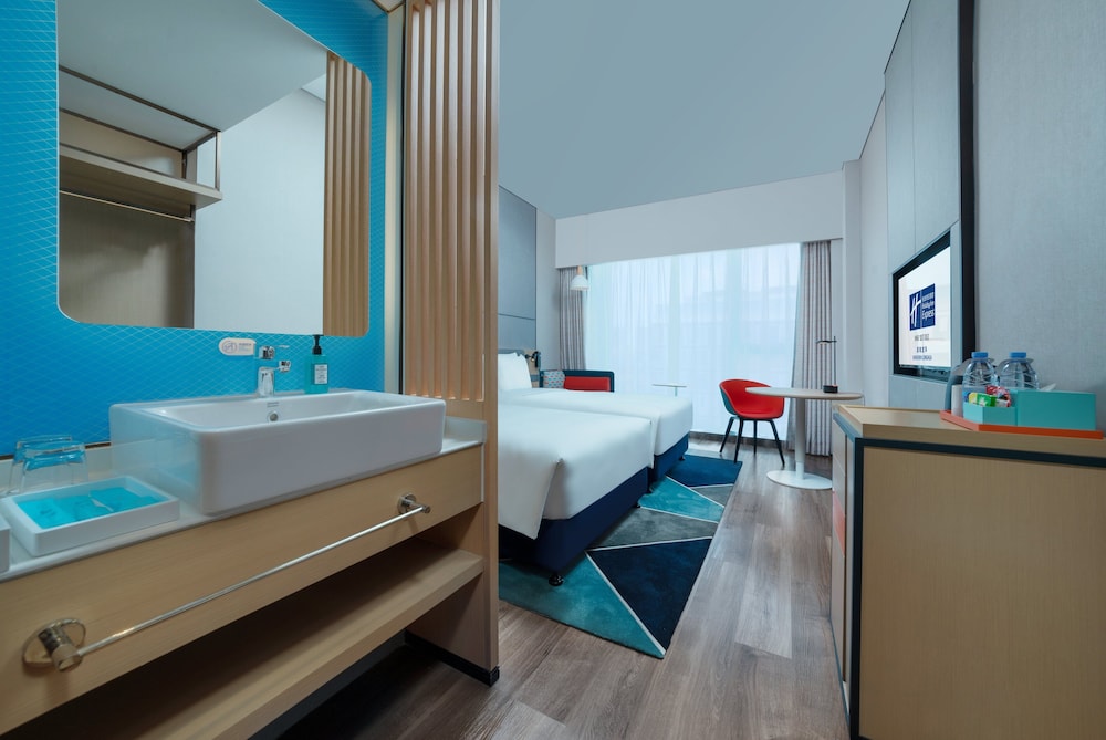 Holiday Inn Express Shenzhen Longhua 32/77