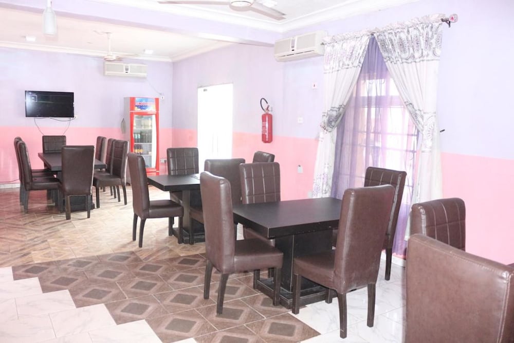 Grand Decent Hotel And Suites 13/14